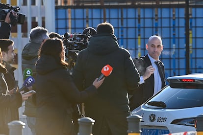 El expresidente de la Federacin Espa?ola de Ftbol Luis Rubiales, este jueves rodeado de periodistas a su llegada a la Audiencia Nacional.