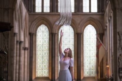 La joven Lottie Pedder, trabajadora de la catedral de Salisbury, posando para el artista Galia Amsel en Salisbury, Reino Unido.