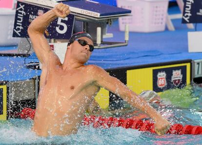 Michael Andrew celebra el domingo su victoria en los 50 metros libres del campeonato nacional estadounidense.