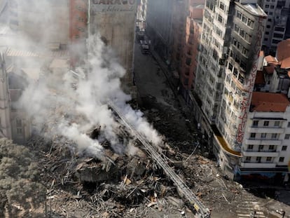 Bombeiros trabalham nos escombros do prédio que desabou no centro de São Paulo na madrugada desta terça-feira