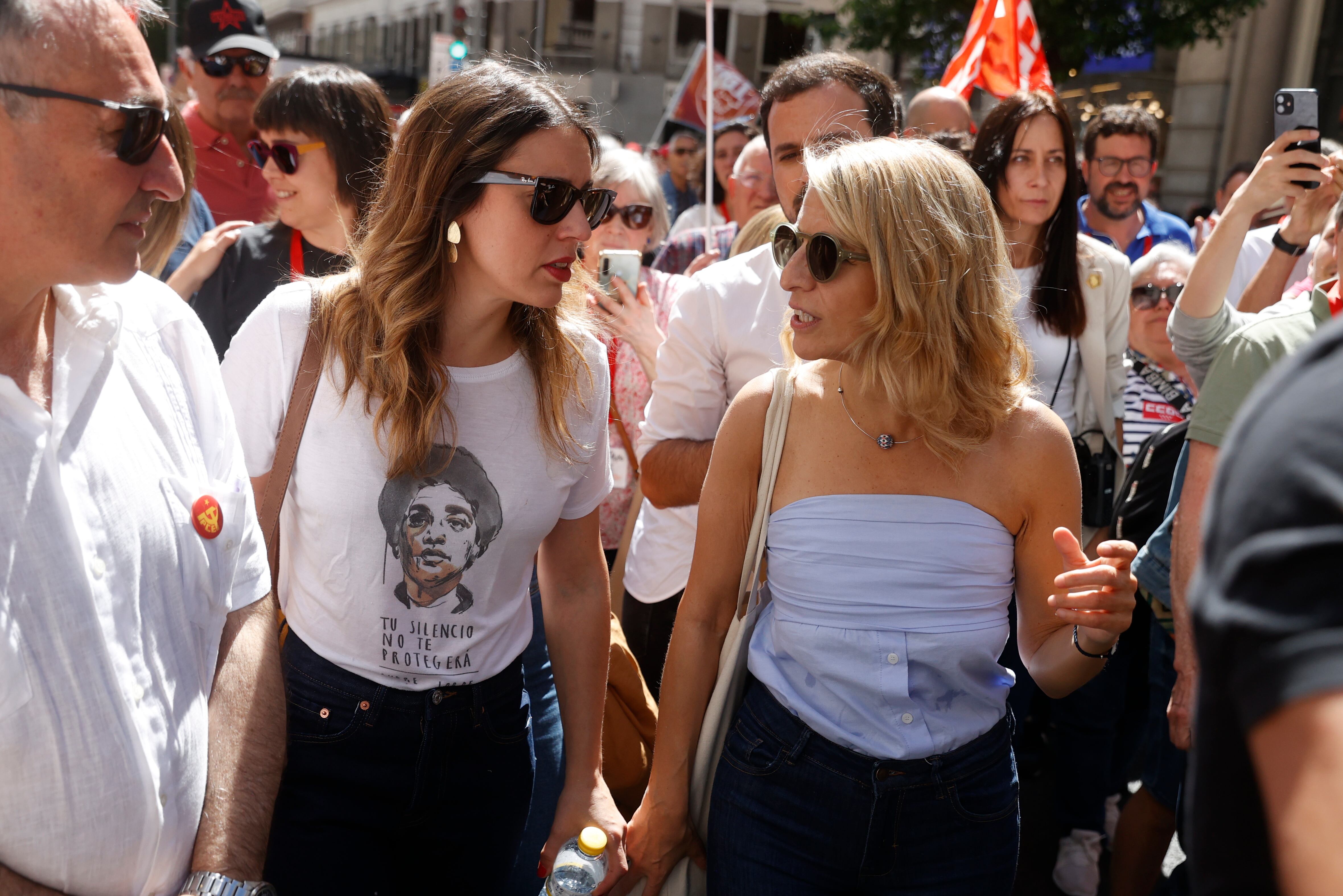 La ministra de Igualdad, Irene Montero, conversaba con la vicepresidenta segunda y ministra de Trabajo, Yolanda Díaz, durante la pasada manifestación del Primero de Mayo en Madrid. 