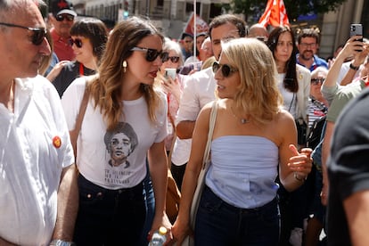 Irene Montero y Yolanda Díaz, cuando la primera era aún ministra del Gobierno, en la manifestación del Primero de Mayo de 2023 en Madrid.