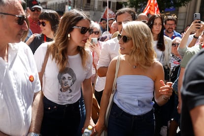 La ministra de Igualdad, Irene Montero (izquierda), conversa con la vicepresidenta segunda y ministra de Trabajo, Yolanda Díaz (derecha), durante la manifestación convocada por UGT y CCOO para celebrar el Día Internacional del Trabajador, este lunes en Madrid. 