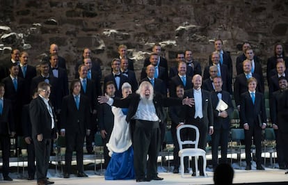 El director Leif Segerstam (en el centro), junto a cantantes y coro, en el Festival de Savonlinna.