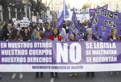 Un momento de la manifestación que el movimiento feminista de Madrid ha convocado hoy en la capital con motivo del Día Internacional de las Mujeres.