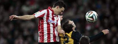 Aduriz marca el 1-0 tras superar a Godín