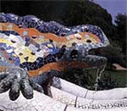 Dragón de la escalera del parque Güell (1990-1914), en Barcelona, de Antoni Gaudí.