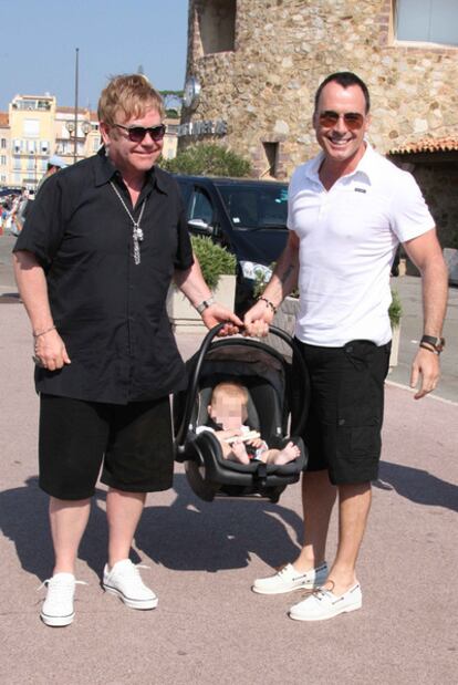 Elton John y su marido, David Furnish, con su hijo.