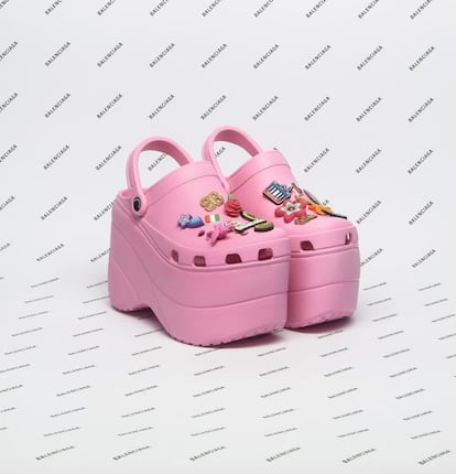 Las crocs de Balenciaga. No se rían, las llevarán muchas con tropecientos mil seguidores en la red y puede que hasta a usted, de tanto verlas, le acaben gustando.