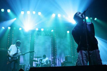Oasis, anoche durante su actuación en Madrid.