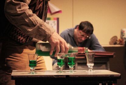 Taller de poesía masculino en un oscuro centro cultural. Tres tipos mediocres que apenas se soportan. Un coordinador alcohólico que secretamente los desprecia. Una consigna hará que las tensiones estallen. Pero la narcótica tuyona reencauzará la podredumbre y renovará la poesía de nuestro tiempo. Al menos por un tiempo. Actores: Rodolfo Demarco, José Mehrez, Fernando Migueles, Germán Rodríguez y Javier Piazza