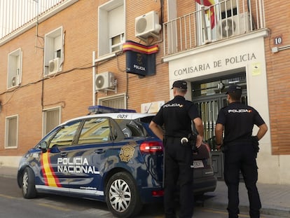 Agentes de la Policía Nacional en Alcoy, en una imagen de archivo.