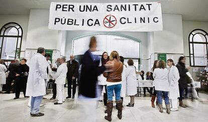 Manifestaci&oacute;n en el hospital Cl&iacute;nic a favor de una sanidad p&uacute;blica.