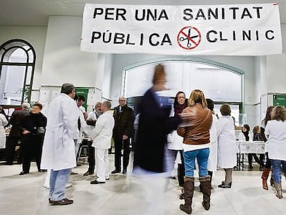 Manifestaci&oacute;n en el hospital Cl&iacute;nic a favor de una sanidad p&uacute;blica.