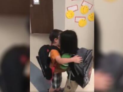 Una profesora de Texas inculca a sus alumnos que el cariño es fundamental para la vida, comenzando el día, además, con apretones de mano y besos