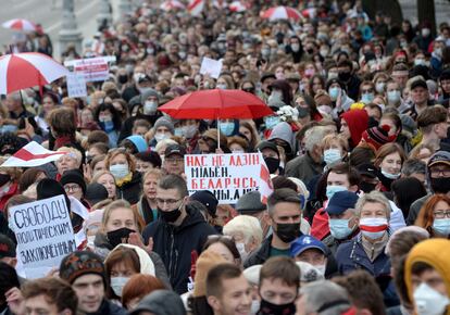 Estudiantes y pensionistas protestan contra Lukashenko este lunes en Minsk.