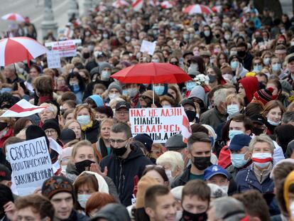 Estudiantes y pensionistas protestan contra Lukashenko este lunes en Minsk.