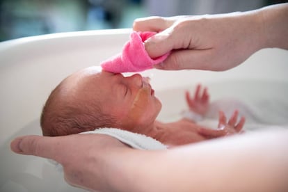 Niño prematuro en el baño.