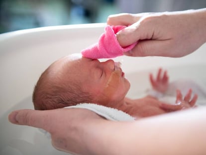 Niño prematuro en el baño.