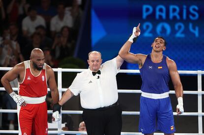 Ayoub Ghadfa levanta el brazo derecho tras derrotar en las semifinales a Djamili-Dini Aboudou.