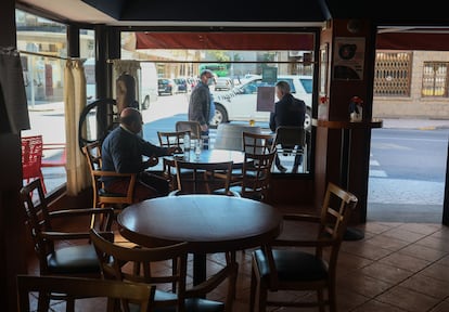 Clientes este viernes en el bar La Laguna, en Sotillo de la Adrada (Ávila).