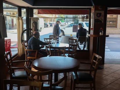 Clientes este viernes en el bar La Laguna, en Sotillo de la Adrada (Ávila).