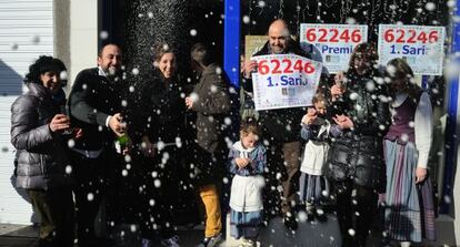 Loteros y agraciados con el premio " gordo" de la lotería de Navidad, en Mondragón (Gipuzkoa).