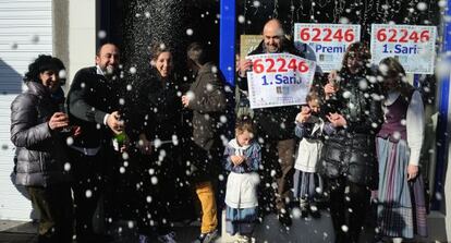 Loteros y agraciados con el premio &quot; gordo&quot; de la loter&iacute;a de Navidad, en Mondrag&oacute;n (Gipuzkoa).