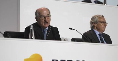 El presidente de Repsol, Antonio Brufau (d), y el secretario general del Consejo de Administración de la compañía, Luis Suárez de Lezo en una junta de accionistas de la petrolera.