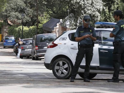 Guardias civiles en la calle en la que fue asesinado un inmigrante chino el pasado agosto.