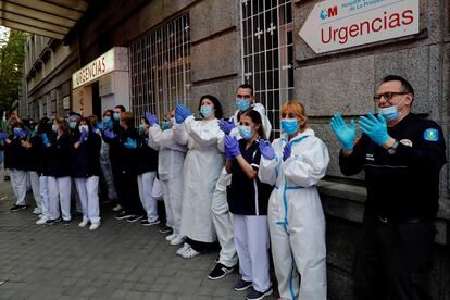 Personal sanitario del hospital de la Princesa de Madrid devuelve los aplausos este lunes.