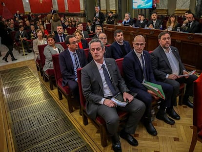 Los 12 acusados en el juicio del 'procés', en el banquillo del Tribunal Supremo durante la vista oral.