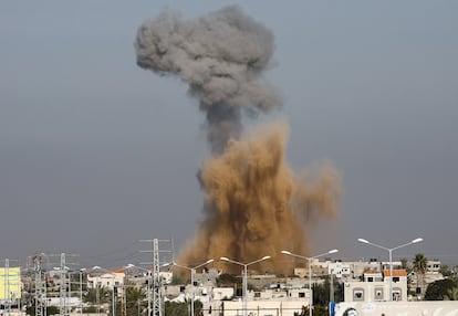 Efectos de un ataque israelí este jueves visto desde Rafah, en el sur de la franja de Gaza.