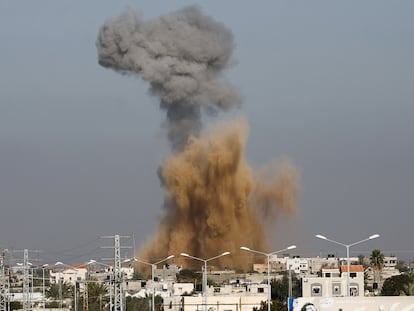 Efectos de un ataque israelí este jueves visto desde Rafah, en el sur de la franja de Gaza.