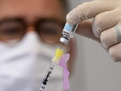 Un sanitario prepara una vacuna contra la viruela del mono en un hospital de Munich, el pasado 14 de julio.