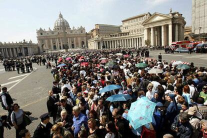 Los fieles hacen cola ayer en la plaza de San Pedro en el Vaticano para visitar la capilla ardiente del papa Juan Pablo II.