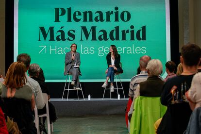 Mónica García y Rita Maestre, durante el plenario de Más Madrid en el Espacio Rastro en Madrid.