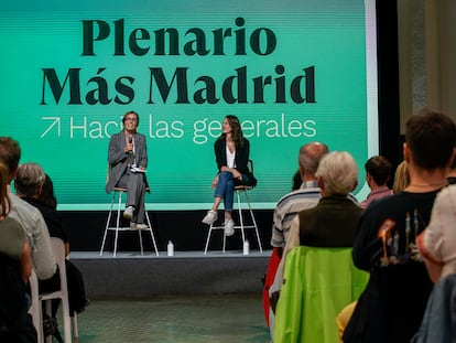 Mónica García y Rita Maestre, durante el plenario de Más Madrid en el Espacio Rastro en Madrid.