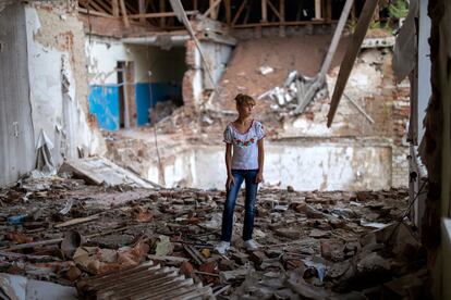 Sofia Klishnia, de 12 años, observaba el martes las ruinas de su clase, en el liceo Mijailo-Kotsiubinske de Chernihiv. “Tengo miedo de estar en la parte destruida de la clase en la que una vez estudié”, decía tras visitarla.

