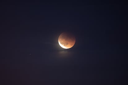 Vista del eclipse lunar en Barcelona. 