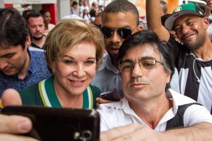 Marta Suplicy tira selfie com eleitor durante campanha na Liberdade, na quarta-feira, dia 14.
