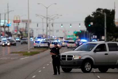 Control policial en una de las principales vías, cerca de Baton Rouge.