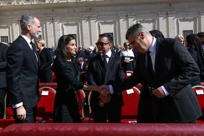 Los Reyes de España saludan al presidente de Croacia, Zoran Milanovicr, antes del inicio del funeral por el papa Francisco.