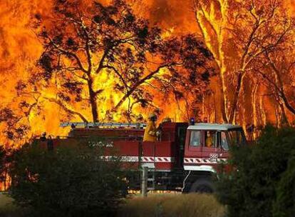 Un camión de bomberos participa en la lucha contra el fuego en el pueblo de Tonimbuk, en Victoria.