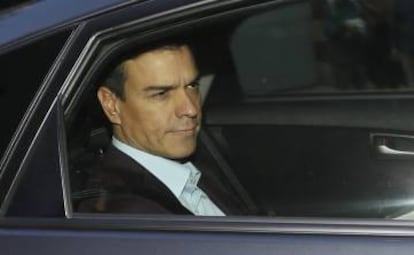 Pedro Sánchez entra en coche momentos antes de iniciarse el comité federal.