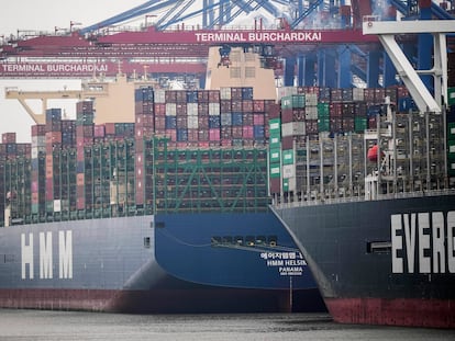 Barcos cargados de contenedores en el puerto de Hamburgo.