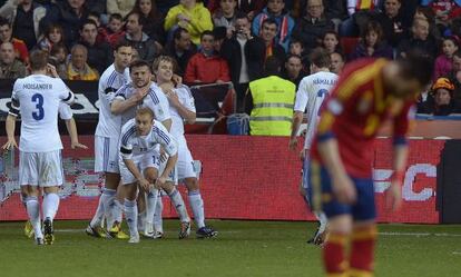 Lon jugadores finlandeses celebran el gol de Pukki