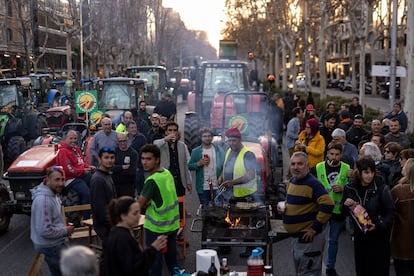 Centenars de tractors de diferents punts de Catalunya concentrats a Barcelona per defensar el sector primari.