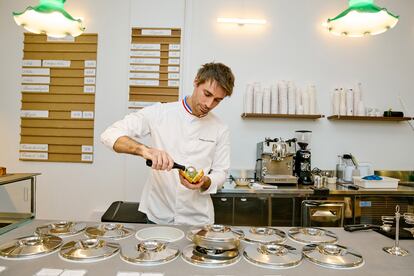 Matthieu Atzenhoffer preparando uno de sus brioches de mantequilla rellenos de helado.