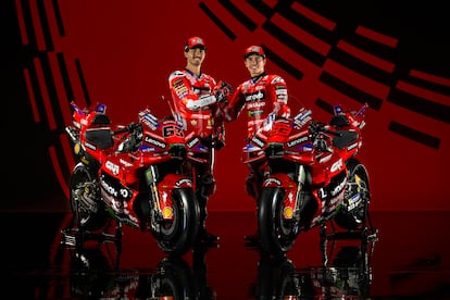 Pecco Bagnaia y Marc Márquez, pilotos del equipo oficial de Ducati para la temporada 2025, este lunes en Madonna Di Campiglio.